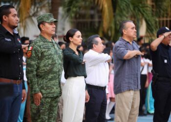 Dan bienvenida autoridades de Cancún y estatales a estudiantes en regreso a clases