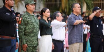 Dan bienvenida autoridades de Cancún y estatales a estudiantes en regreso a clases