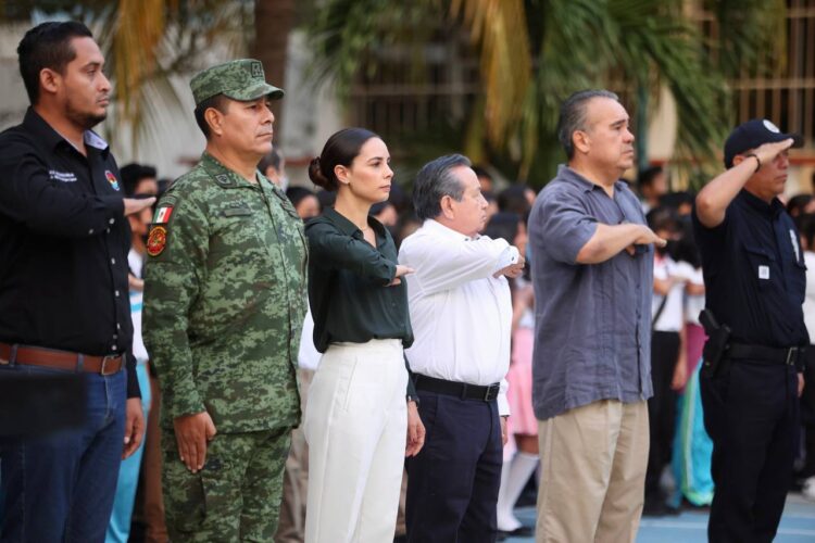 Dan bienvenida autoridades de Cancún y estatales a estudiantes en regreso a clases