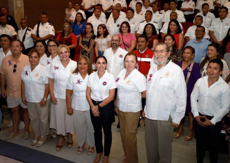 Ana Patricia Peralta toma protesta a Patronato de Bomberos de Cancún