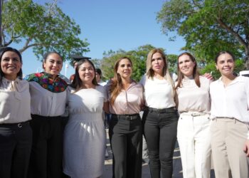 Atenea Gómez asiste a aniversario de Constitución Política de Quintana Roo