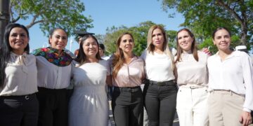 Atenea Gómez asiste a aniversario de Constitución Política de Quintana Roo