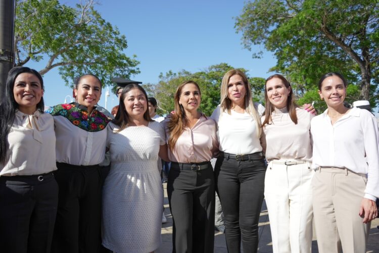 Atenea Gómez asiste a aniversario de Constitución Política de Quintana Roo