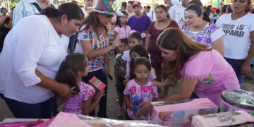 Lleva Mara Lezama juguetes, diversión y convivencia a la niñez de la zona cañera