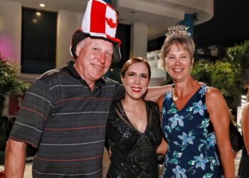 Viven turistas nacionales y extranjeros las tradiciones del Pueblo Mágico de Isla Mujeres