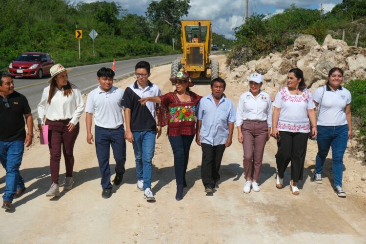 Supervisa Mara Lezama construcción de ciclopista prometida en Chunhuhub