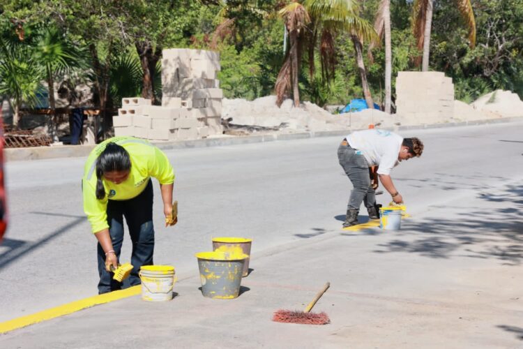 Refuerza Atenea Gómez acciones de limpieza en carretera Punta Sam-Costa Mujeres