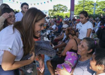 Entrega Mara Lezama cobertores y atiende a adultos mayores en Calderitas