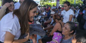 Entrega Mara Lezama cobertores y atiende a adultos mayores en Calderitas