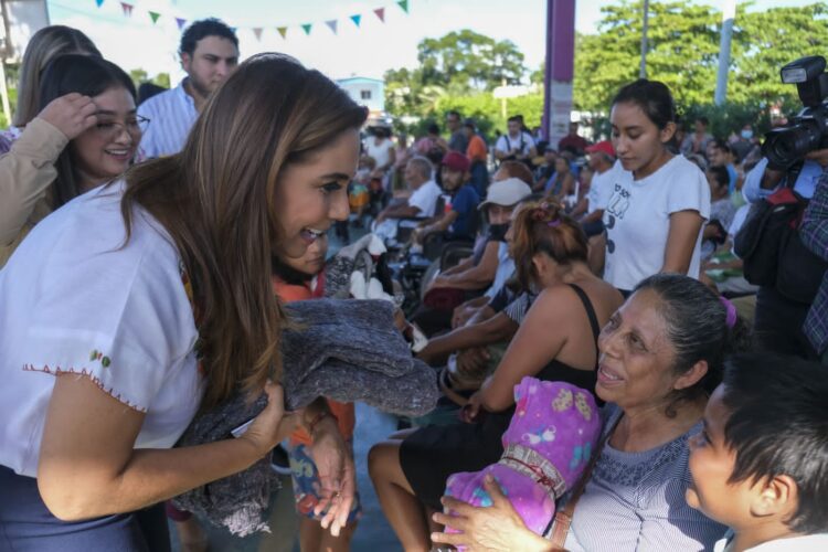 Entrega Mara Lezama cobertores y atiende a adultos mayores en Calderitas