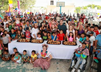 Celebra Atenea Gómez Día de Reyes con familias de Zona Continental de Isla Mujeres