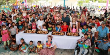 Celebra Atenea Gómez Día de Reyes con familias de Zona Continental de Isla Mujeres