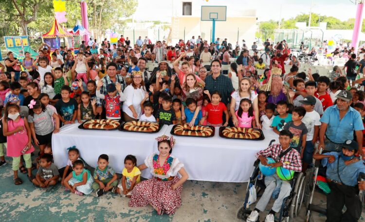 Celebra Atenea Gómez Día de Reyes con familias de Zona Continental de Isla Mujeres
