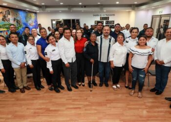 Reconoce Atenea Gómez trayectoria de las y los policías de Isla Mujeres