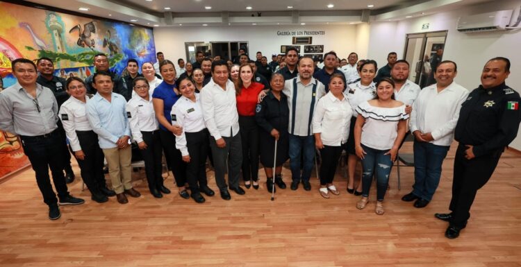 Reconoce Atenea Gómez trayectoria de las y los policías de Isla Mujeres