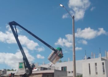 Renuevan luminarias para fortalecer seguridad en Puerto Morelos
