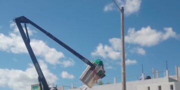 Renuevan luminarias para fortalecer seguridad en Puerto Morelos