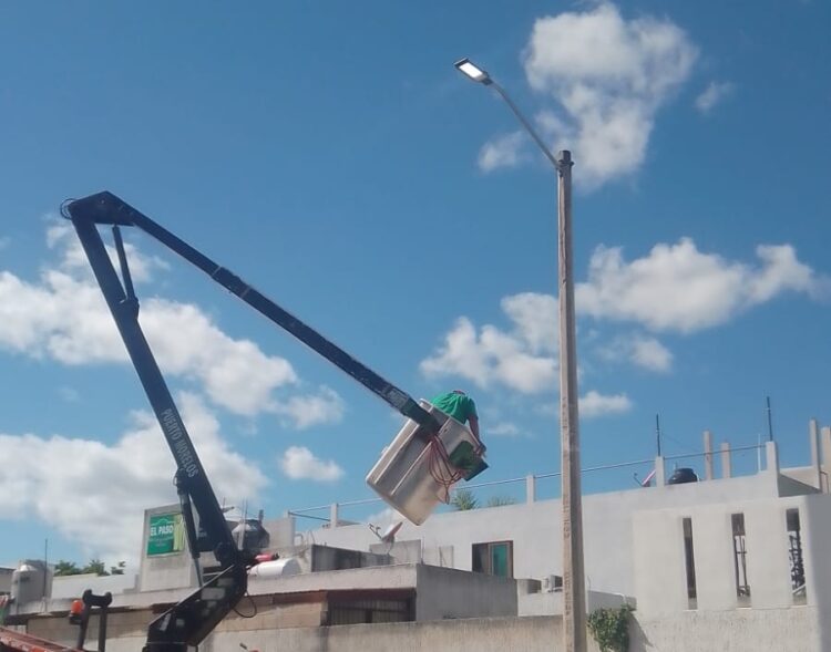 Renuevan luminarias para fortalecer seguridad en Puerto Morelos