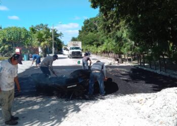 Repara gobierno de Puerto Morelos vialidades con programa permanente de bacheo