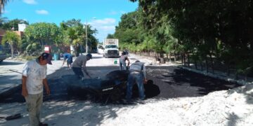 Repara gobierno de Puerto Morelos vialidades con programa permanente de bacheo