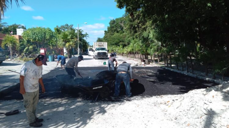 Repara gobierno de Puerto Morelos vialidades con programa permanente de bacheo