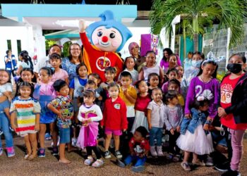 Lleva Atenea Gómez alegría a parques infantiles de Isla Mujeres