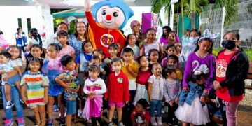Lleva Atenea Gómez alegría a parques infantiles de Isla Mujeres
