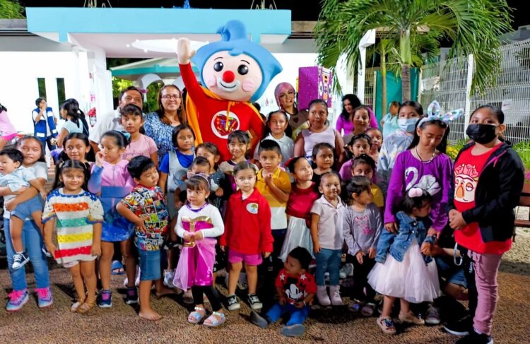 Lleva Atenea Gómez alegría a parques infantiles de Isla Mujeres