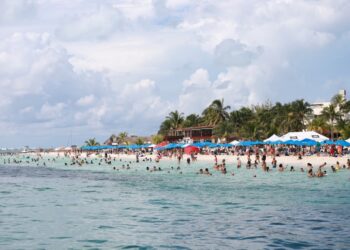 Disfrutan cientos de turistas de atractivas playas y atardeceres de Isla Mujeres