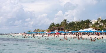 Disfrutan cientos de turistas de atractivas playas y atardeceres de Isla Mujeres