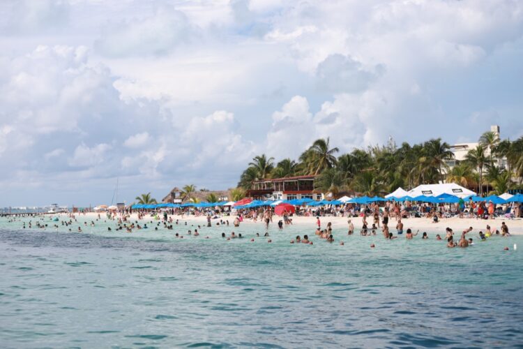 Disfrutan cientos de turistas de atractivas playas y atardeceres de Isla Mujeres