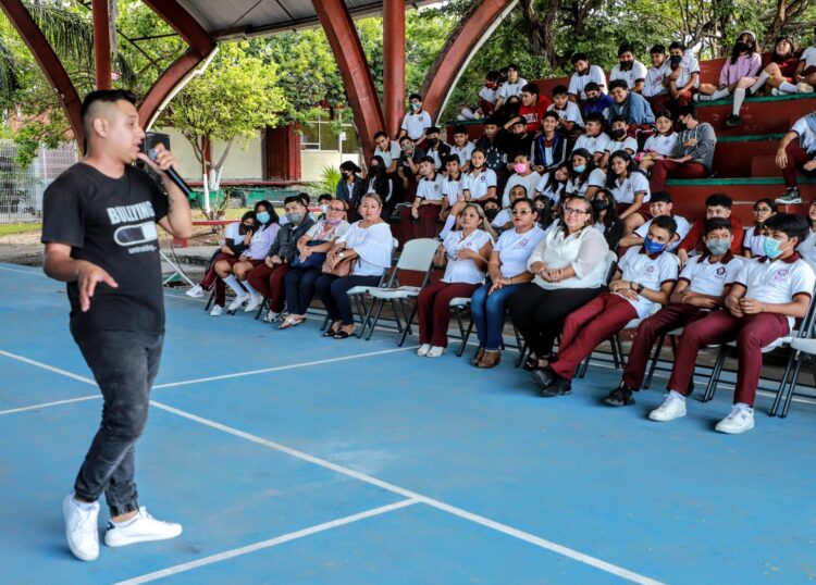 Promueve Atenea Gómez una vida libre de violencia entre la niñez y juventud de Isla Mujeres