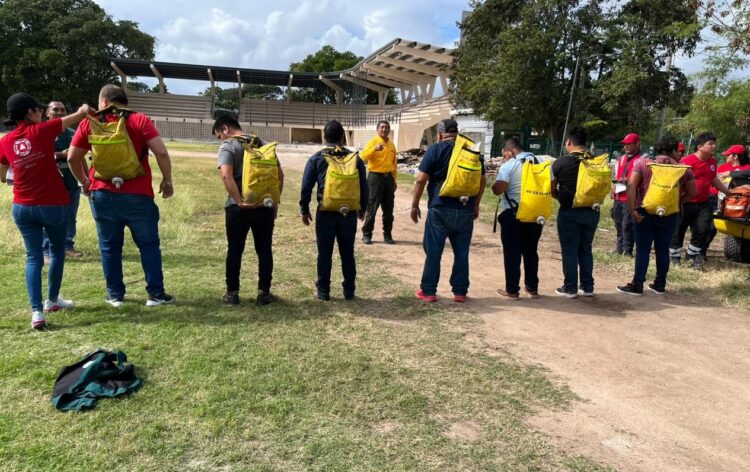 Capacitan a personal de Protección Civil y Bomberos de Puerto Morelos para combatir incendios forestales