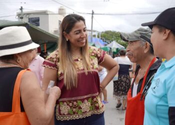 Reciben tianguistas de la región 236 de Cancún a Marybel Villegas