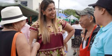 Reciben tianguistas de la región 236 de Cancún a Marybel Villegas