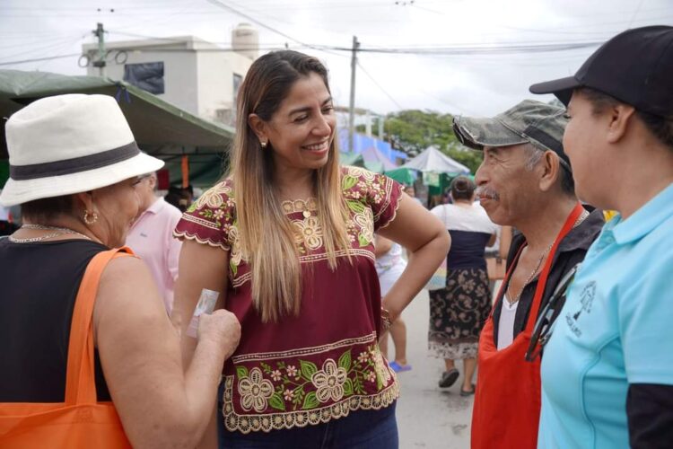Reciben tianguistas de la región 236 de Cancún a Marybel Villegas