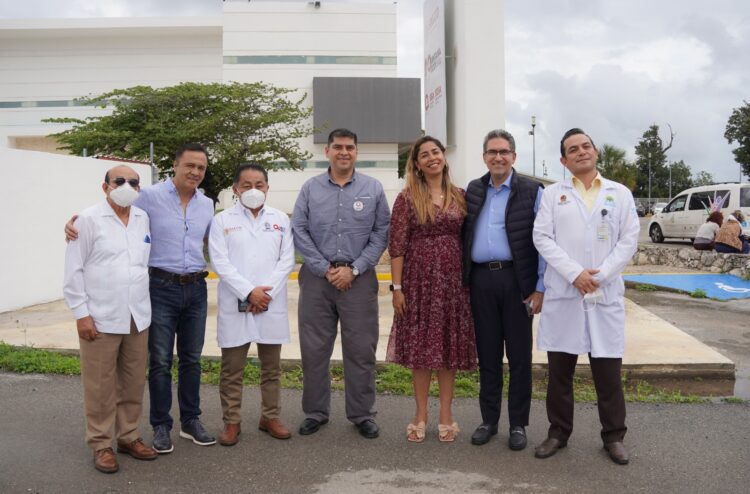 Marybel Villegas asiste a visitar pacientes al Hospital General de Cancún