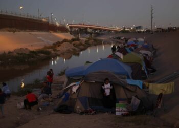 AMLO acusa a gobernador de Texas de actuar sin ética contra migrantes