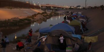 AMLO acusa a gobernador de Texas de actuar sin ética contra migrantes