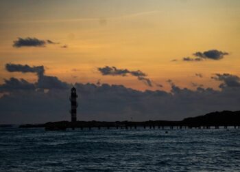 AMLO analiza con cinco gobernadores impulso a proyectos turísticos