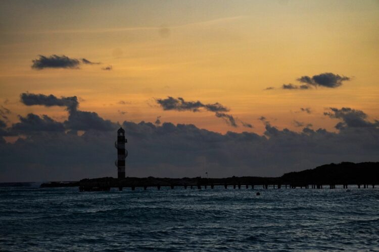 AMLO analiza con cinco gobernadores impulso a proyectos turísticos