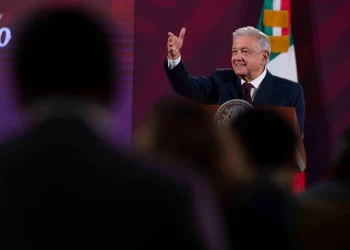 AMLO enviará nueva iniciativa de reforma a salarios máximos de funcionarios