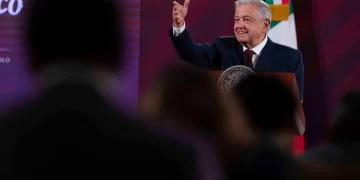 AMLO enviará nueva iniciativa de reforma a salarios máximos de funcionarios
