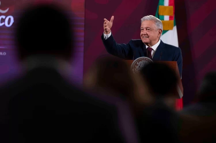 AMLO enviará nueva iniciativa de reforma a salarios máximos de funcionarios