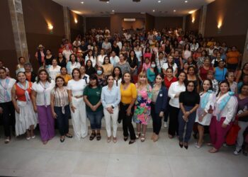 Toma Ana Patricia Peralta protesta a integrantes de las Redes de Mujeres Embajadoras de la Paz