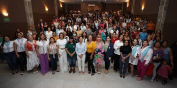 Toma Ana Patricia Peralta protesta a integrantes de las Redes de Mujeres Embajadoras de la Paz