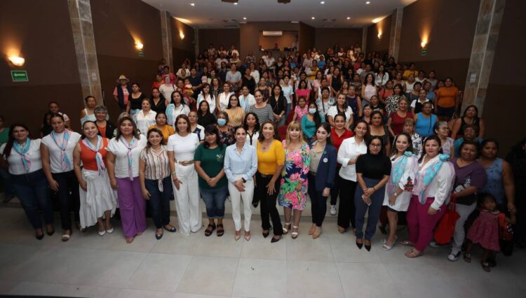 Toma Ana Patricia Peralta protesta a integrantes de las Redes de Mujeres Embajadoras de la Paz