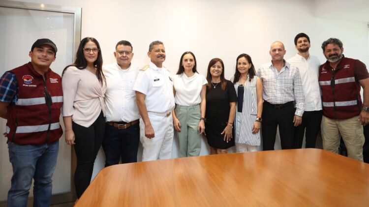 Autoridades de Cancún coordinan atención a recale de sargazo