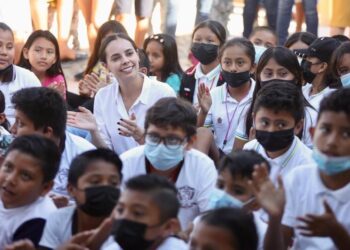 Siembra Ana Patricia Peralta esperanza en colonia Tres Reyes de Cancún