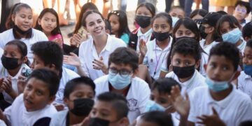 Siembra Ana Patricia Peralta esperanza en colonia Tres Reyes de Cancún